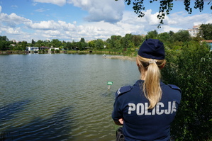 policjantka umudurowana nad wodą