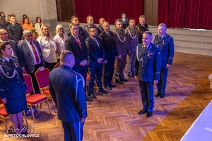 policjanci i goście podczas meldunku