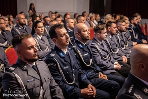 policjanci na krzesłach na widowni