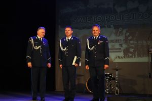 mianowany policjant z komendantami na scenie