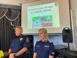 zdjęcie przedstawia policjantkę i strażnika miejskiego