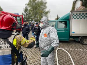 zdjęcie przedstawia policjanta w skafandrze