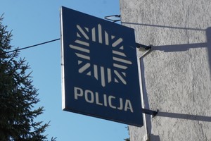 zdjęcie przedstawia tablicę z napisem policja