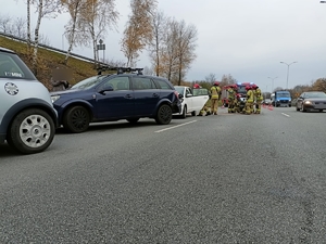 zdjęcie przedstawia rozbite samochody i pracujące na miejscu służby