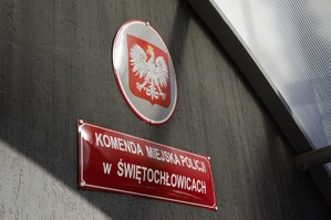 zdjęcie przedstawia tablicę na budynku z napisem komenda miejska policji w świętochłowicach