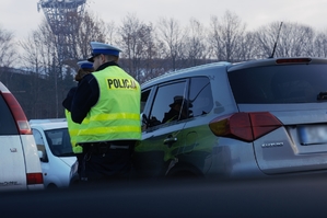 zdjęcie przedstawia: policjanci wykonujący kontrolę drogową