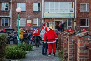 zdjęcie przedstawia uczestników parady przed Domem pomocy społecznej w świętochłowicach