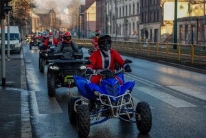 zdjęcie przedstawia uczestników parady jadących na quadach