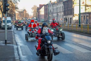 zdjęcie przedstawia uczestników parady jadących na quadach