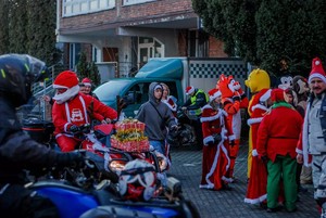 zdjęcie przedstawia uczestników parady na parkingu