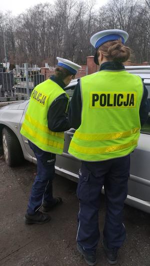 zdjęcie przedstawia policjantki podczas kontroli drogowej