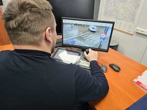 zdjęcie przedstawia policjanta przeglądającego monitoring