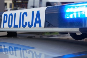 zdjęcie przedstawia napis policja z załączonymi sygnałami świetlnymi