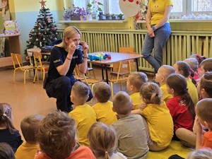 zdjęcie przedstawia: policjantkę podczas spotkania w przedszkolu