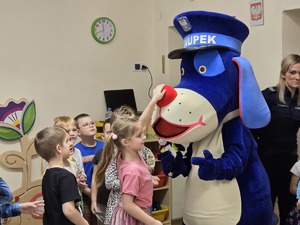 zdjęcie przedstawia dzieci przytulające się do sznupka