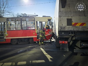 zdjęcie przedstawia strażaków na miejscu wypadku drogowego z udziałem tramwaju