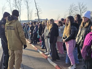 zdjęcie przedstawia służby mundurowe i dzieci ze szkół