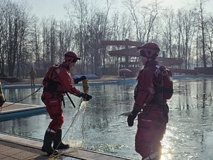 zdjęcie przedstawia strażaków podczas pokazu ratownictwa lodowego