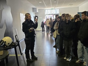 zdjęcie przedstawia policjantkę i dzieci na stoisku profilaktycznym