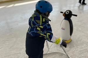 zdjęcie przedstawia chłopca jadącego na łyżwach