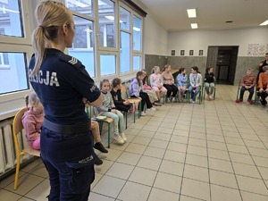 zdjęcie przedstawia policjantkę podczas prelekcji z uczestnikami półkolonii