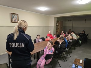 zdjęcie przedstawia policjantkę rozmawiająca z dziećmi