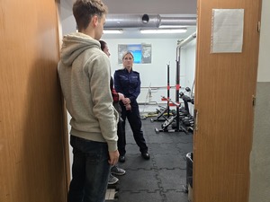 policjantka rozmawiająca z mężczyzną