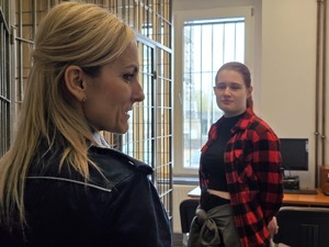 zdjęcie przedstawia policjantkę i kandydatkę do służby w policji