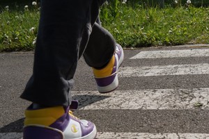 zdjęcie przedstawia chłopca wchodzącego na przejście dla pieszych