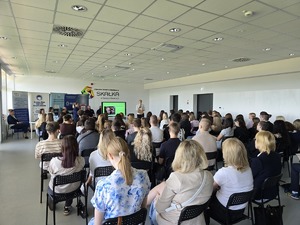 zdjęcie przedstawia prelegentów i uczestników debaty