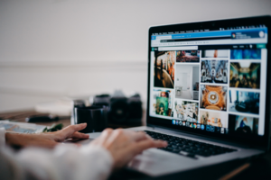 grafika przedstawia osobę piszącą na klawiaturze laptopa
