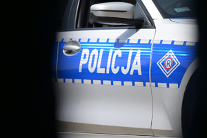 zdjęcie przedstawia drzwi radiowozu z napisem policja