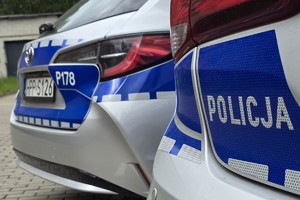 zdjęcie przedstawia zbliżenie na radiowozy