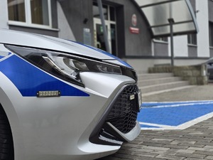 zdjęcie przedstawia radiowóz na tle budynku komendy