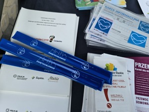 zdjęcie przedstawia ulotki informacyjne