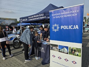 zdjęcie przedstawia stoisko profilaktyczne policjantów