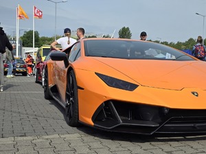 zdjęcie przedstawia zbliżenie na samochód sportowy