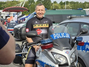 zdjęcie przedstawia organizatora akcji siedzącego na motocyklu policyjnym