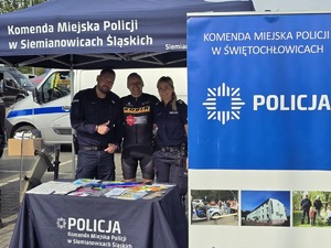 zdjęcie przedstawia policjantów i organizatora akcji