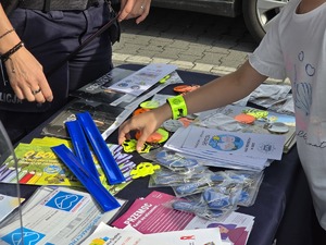 zdjęcie przedstawia zbliżenie na gadżety na stoisku profilaktycznym