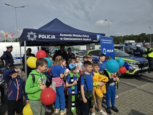 zdjęcie przedstawia dzieci przy stoisku profilaktycznym
