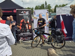 zdjęcie przedstawia organizatora akcji przy rowerze