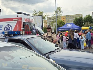 zdjęcie przedstawia mężczyznę przebranego za amerykańskiego policjanta