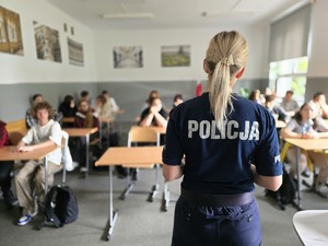 zdjęcie przedstawia mundurowych rozmawiających z uczniami klas ósmych