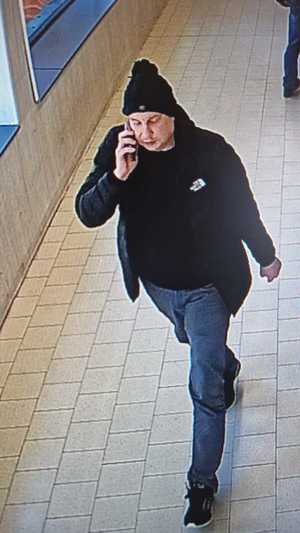 zdjęcie przedstawia wizerunek mężczyzny podejrzewanego o kradzież