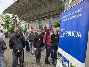 zdjęcie przedstawia napis baner policji na festynie o nazwie piknik zawodowca