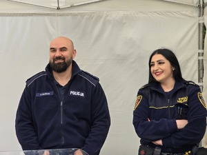 zdjęcie przedstawia policjanta i strażniczkę miejską