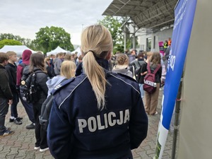zdjęcie przedstawia policjantkę na festynie o nazwie piknik zawodowca