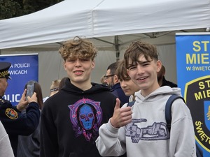 zdjęcie przedstawia dwóch chłopaków na festynie o nazwie piknik zawodowca