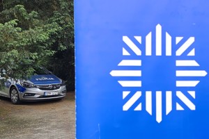 zdjęcie przedstawia logo policji a w tle radiowóz